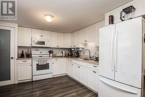 450 Donhauser Road, Kelowna, BC - Indoor Photo Showing Kitchen With Double Sink