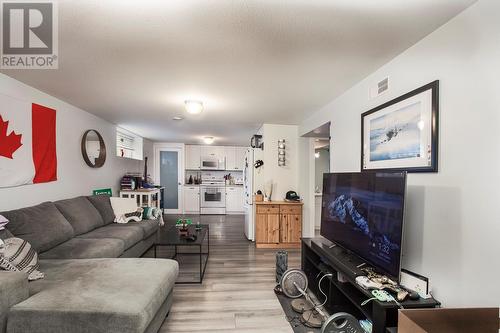 450 Donhauser Road, Kelowna, BC - Indoor Photo Showing Living Room