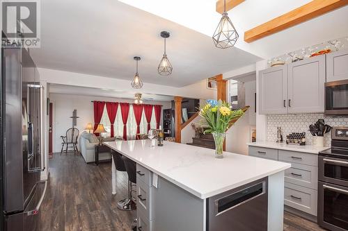 450 Donhauser Road, Kelowna, BC - Indoor Photo Showing Kitchen With Upgraded Kitchen
