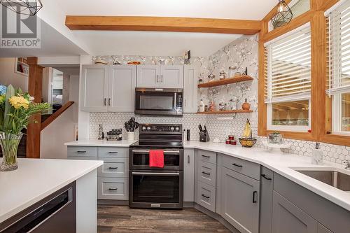 450 Donhauser Road, Kelowna, BC - Indoor Photo Showing Kitchen