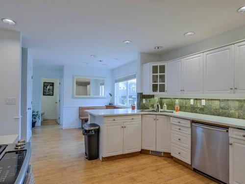633 Glenwood Avenue, Kelowna, BC - Indoor Photo Showing Kitchen With Double Sink
