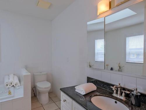 633 Glenwood Avenue, Kelowna, BC - Indoor Photo Showing Bathroom