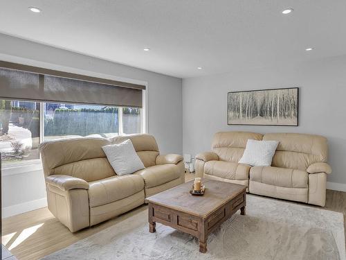 2428 Thacker Drive, West Kelowna, BC - Indoor Photo Showing Living Room