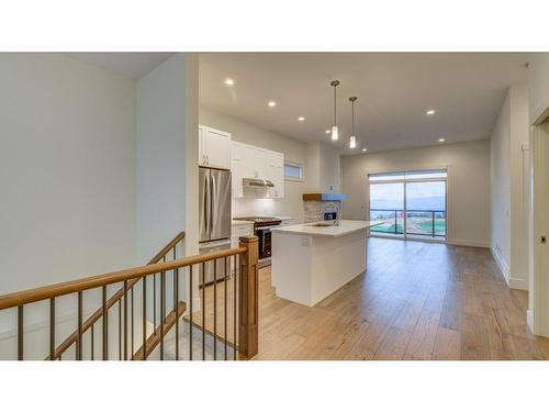 1428 Tower Ranch Drive, Kelowna, BC - Indoor Photo Showing Kitchen With Upgraded Kitchen