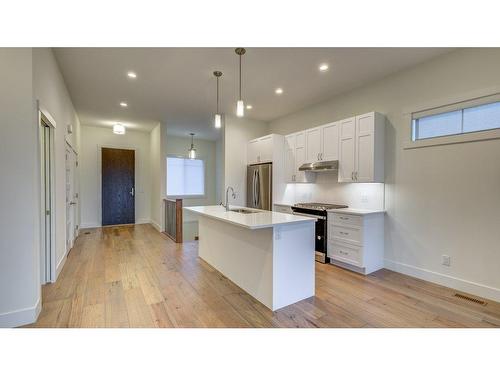 1428 Tower Ranch Drive, Kelowna, BC - Indoor Photo Showing Kitchen With Upgraded Kitchen