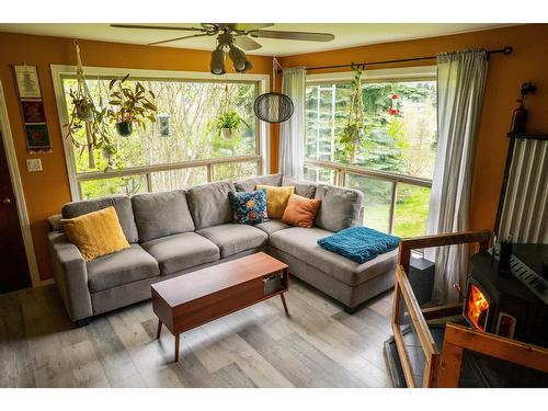 3064 Upper Slocan Park Road, Slocan Park, BC - Indoor Photo Showing Living Room