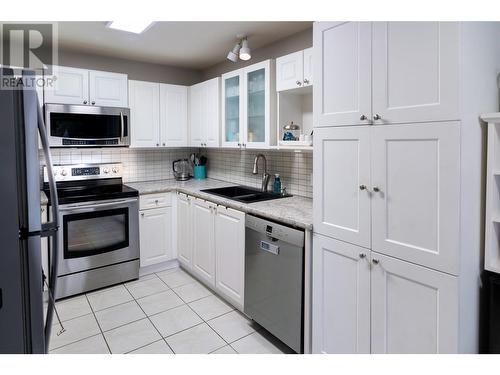 160 Celano Crescent Unit# 133, Kelowna, BC - Indoor Photo Showing Kitchen With Double Sink