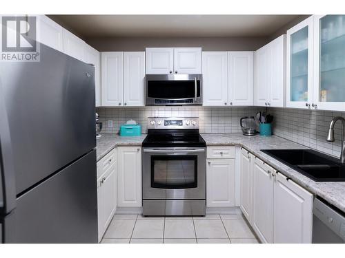 160 Celano Crescent Unit# 133, Kelowna, BC - Indoor Photo Showing Kitchen With Double Sink With Upgraded Kitchen