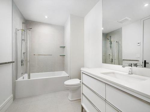 Bathroom - 4903 Av. Grosvenor, Montréal (Côte-Des-Neiges/Notre-Dame-De-Grâce), QC - Indoor Photo Showing Bathroom