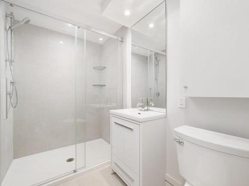 Bathroom - 4903 Av. Grosvenor, Montréal (Côte-Des-Neiges/Notre-Dame-De-Grâce), QC - Indoor Photo Showing Bathroom