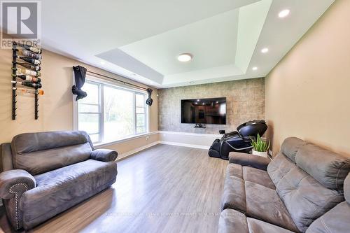 3949 Greenlane Road, Lincoln, ON - Indoor Photo Showing Living Room