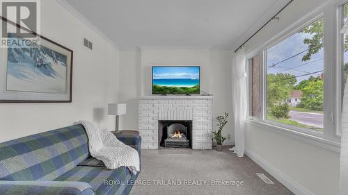 769 Quebec Street, London, ON - Indoor Photo Showing Living Room With Fireplace
