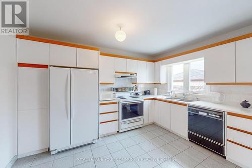 104 Giltspur Drive, Toronto, ON - Indoor Photo Showing Kitchen