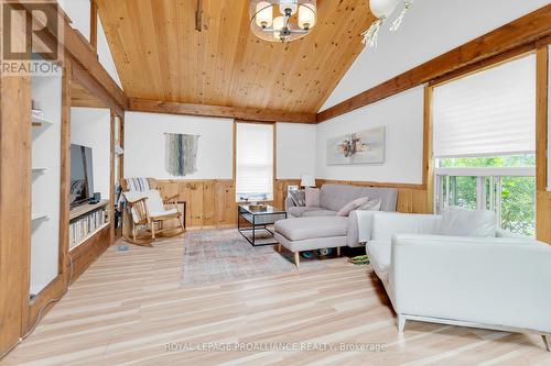 1243 South Shore Road, Greater Napanee, ON - Indoor Photo Showing Living Room