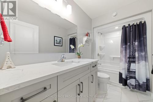 49&51 Dewal Place, Belleville, ON - Indoor Photo Showing Bathroom