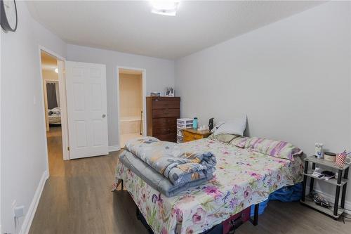 345 Aspendale Crescent, Mississauga, ON - Indoor Photo Showing Bedroom