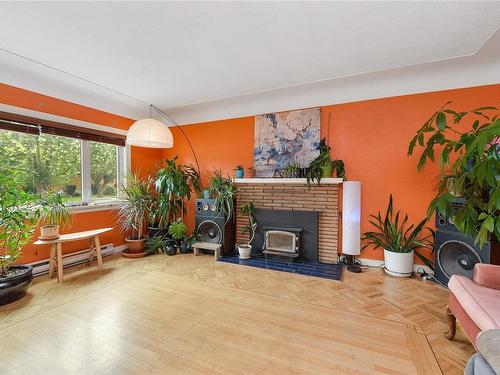 920 Queens Ave, Victoria, BC - Indoor Photo Showing Living Room With Fireplace