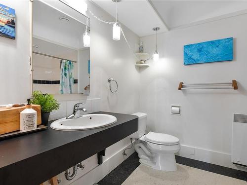 920 Queens Ave, Victoria, BC - Indoor Photo Showing Bathroom