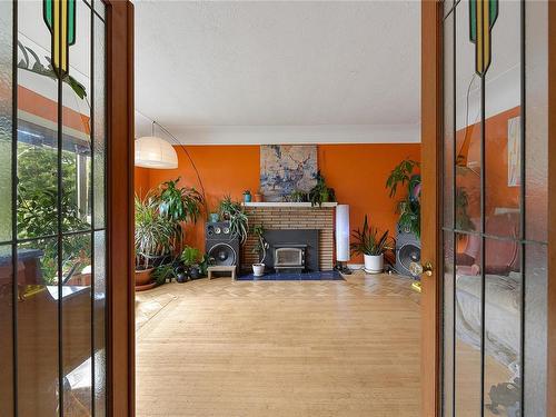920 Queens Ave, Victoria, BC - Indoor With Fireplace