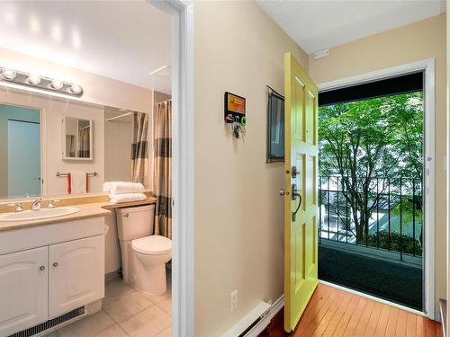 3-210 Douglas St, Victoria, BC - Indoor Photo Showing Bathroom