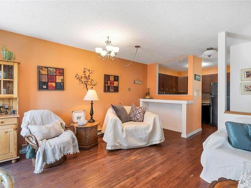 3-210 Douglas St, Victoria, BC - Indoor Photo Showing Living Room