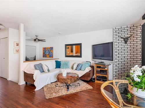 3-210 Douglas St, Victoria, BC - Indoor Photo Showing Living Room