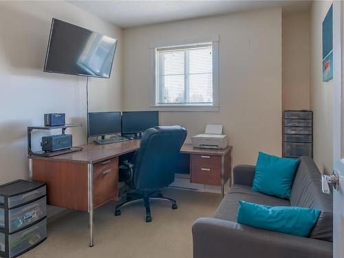 702-1675 Crescent View Dr, Nanaimo, BC - Indoor Photo Showing Office