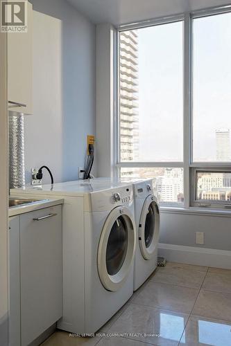 Ph3501 - 21 Balmuto Street, Toronto, ON - Indoor Photo Showing Laundry Room