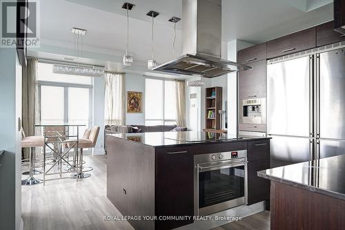 Ph3501 - 21 Balmuto Street, Toronto, ON - Indoor Photo Showing Kitchen With Upgraded Kitchen