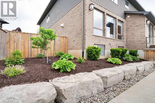 Professionally landscaped - 2430 Brayford Crescent, London, ON - Outdoor