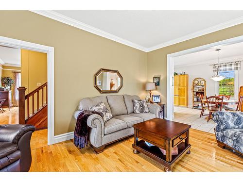 3982 48Th Street, Creston, BC - Indoor Photo Showing Living Room