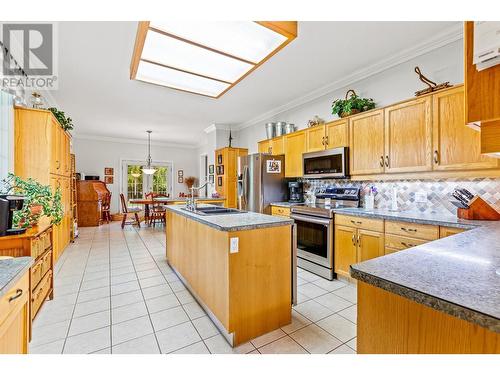 3982 48Th  Street, Creston, BC - Indoor Photo Showing Kitchen With Double Sink