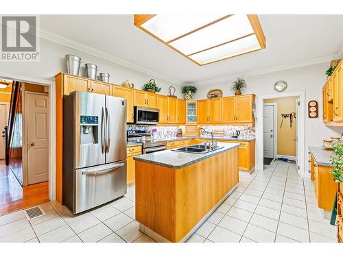 3982 48Th  Street, Creston, BC - Indoor Photo Showing Kitchen With Double Sink