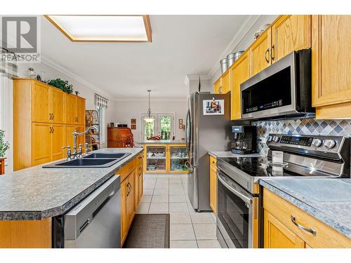 3982 48Th  Street, Creston, BC - Indoor Photo Showing Kitchen With Double Sink