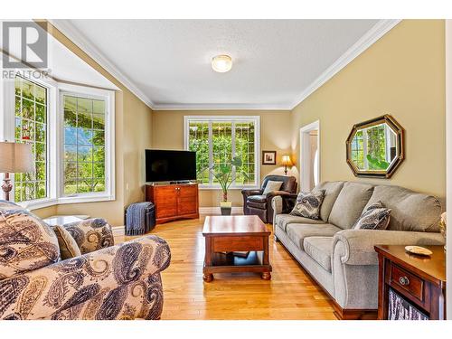 3982 48Th  Street, Creston, BC - Indoor Photo Showing Living Room