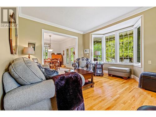 3982 48Th  Street, Creston, BC - Indoor Photo Showing Living Room