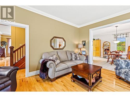 3982 48Th  Street, Creston, BC - Indoor Photo Showing Living Room