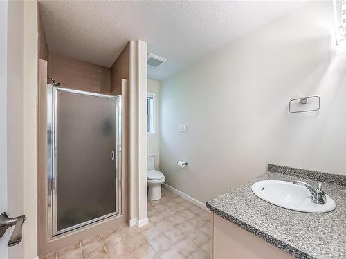 575 Johnstone Rd, Parksville, BC - Indoor Photo Showing Bathroom
