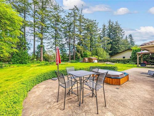 575 Johnstone Rd, Parksville, BC - Outdoor With Backyard