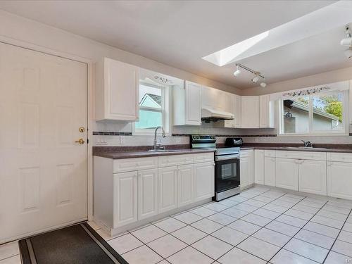 1626 Oakland Ave, Victoria, BC - Indoor Photo Showing Kitchen