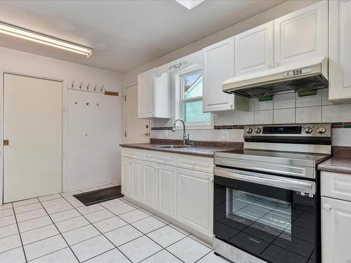 1626 Oakland Ave, Victoria, BC - Indoor Photo Showing Kitchen