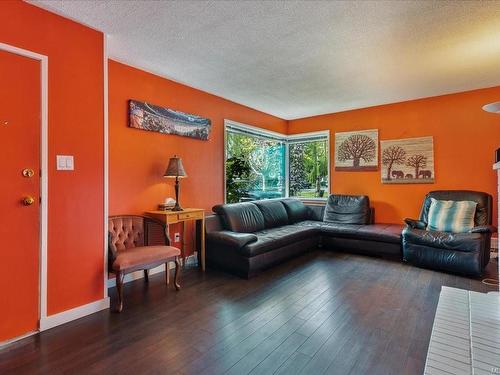 1626 Oakland Ave, Victoria, BC - Indoor Photo Showing Living Room
