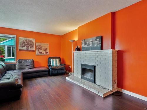 1626 Oakland Ave, Victoria, BC - Indoor Photo Showing Living Room With Fireplace