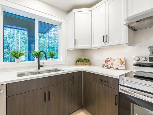 129-600 Ninth St, Nanaimo, BC - Indoor Photo Showing Kitchen With Double Sink