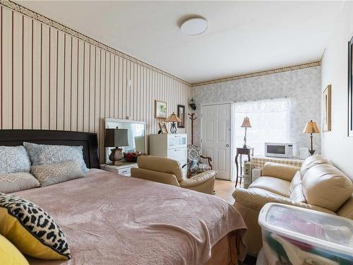 1382 Mckenzie Ave, Saanich, BC - Indoor Photo Showing Bedroom