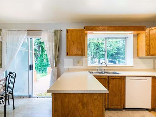 1382 Mckenzie Ave, Saanich, BC - Indoor Photo Showing Kitchen With Double Sink