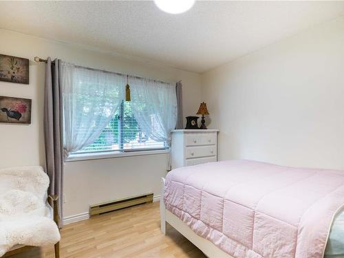 1382 Mckenzie Ave, Saanich, BC - Indoor Photo Showing Bedroom
