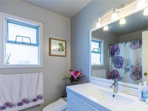1382 Mckenzie Ave, Saanich, BC - Indoor Photo Showing Bathroom