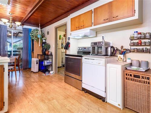 1965 Piercy Ave, Courtenay, BC - Indoor Photo Showing Kitchen