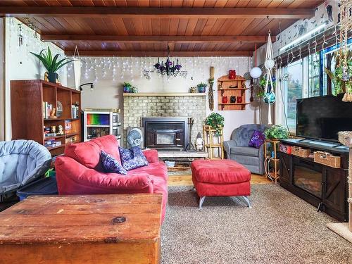 1965 Piercy Ave, Courtenay, BC - Indoor With Fireplace